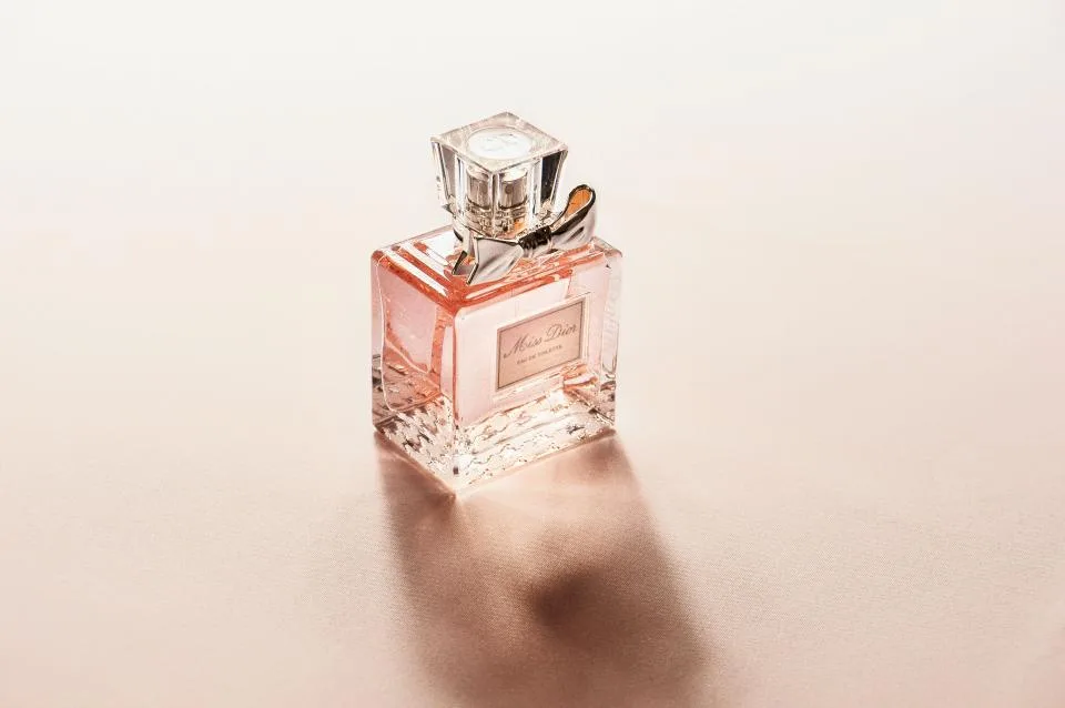 Frasco de perfume rosa