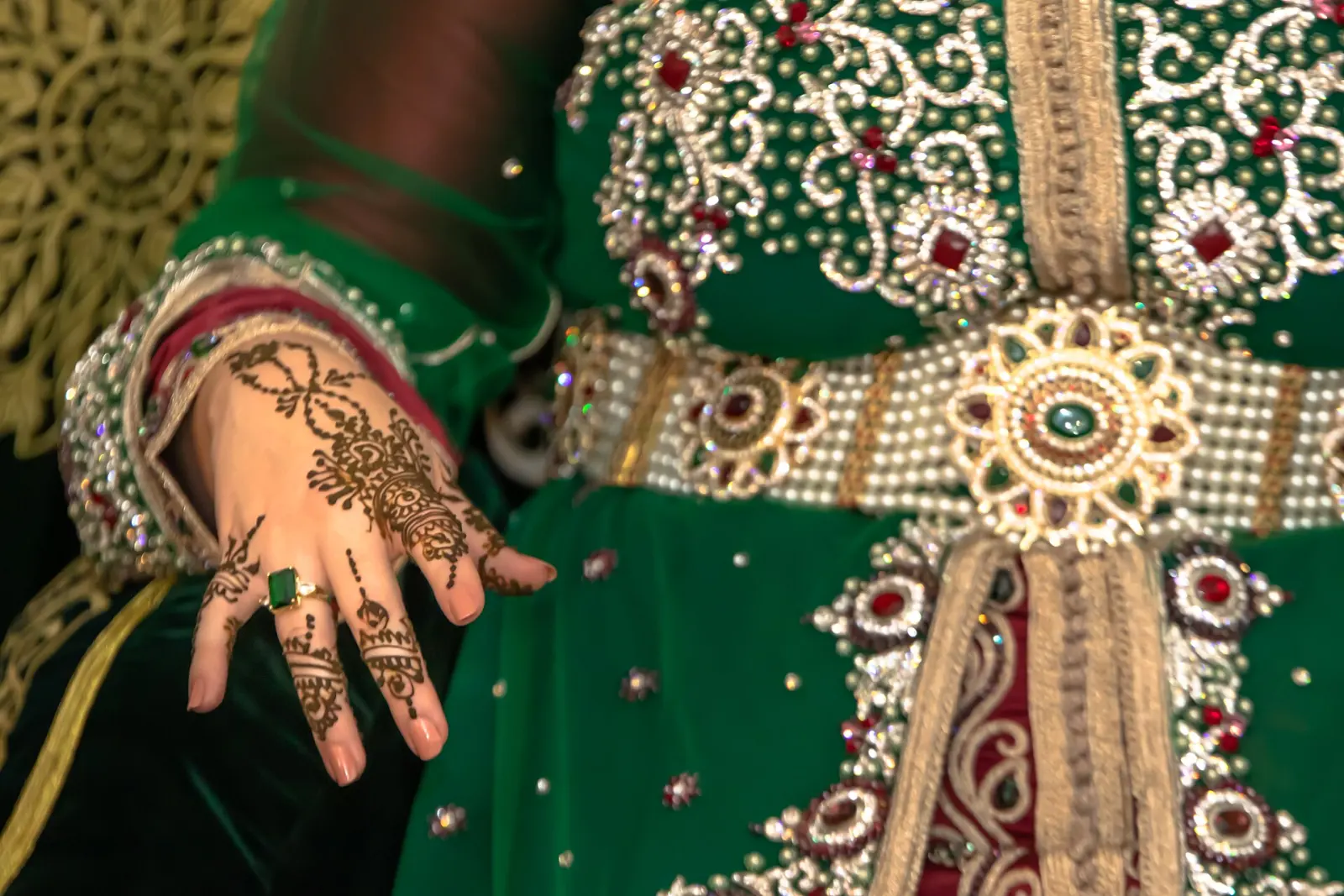 Mano decorada con henna en una fiesta marroquí
