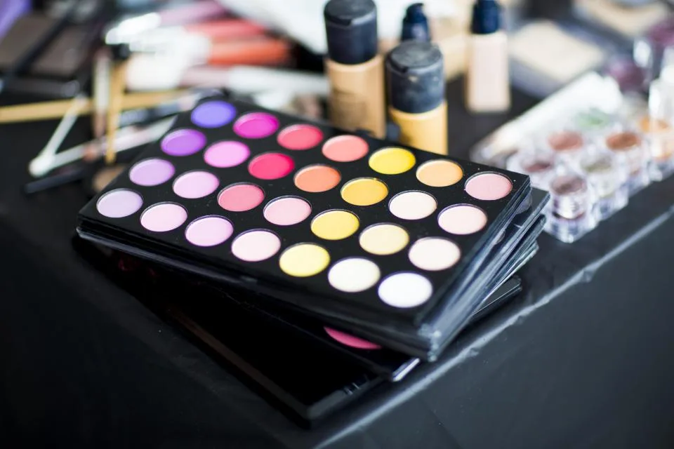 Paleta de sombras y productos de maquillaje