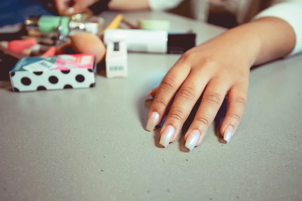 Frascos de esmalte de uñas de colores