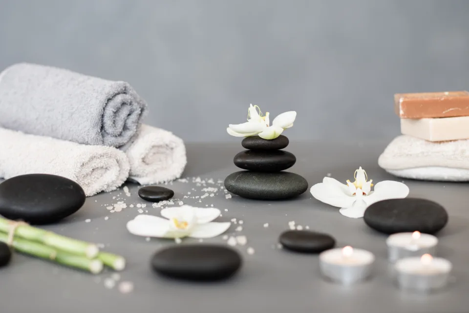 Piedras, toallas y flores de spa
