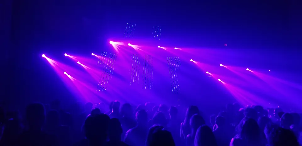 Público frente a un escenario iluminado
